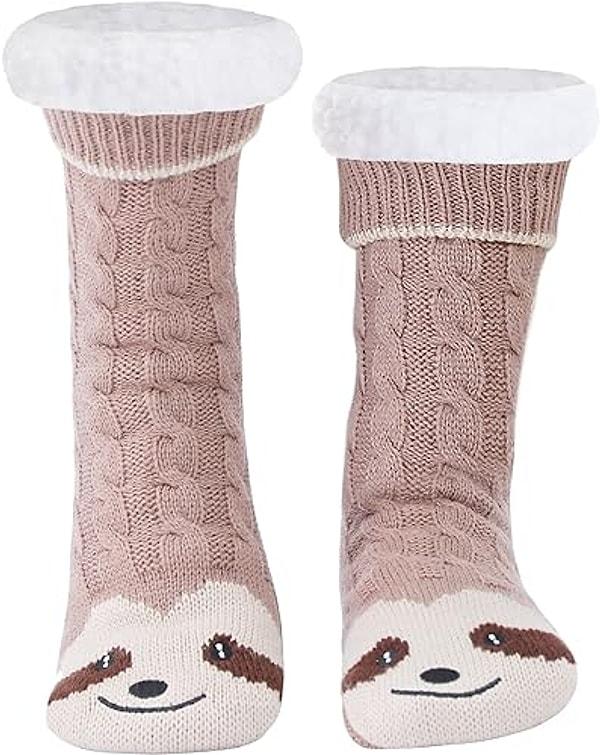 7. Terlik giymeyi sevmeyenlerin ayaklarını sıcacık tutma garantili içi polar kaymaz tabanlı sevimli çoraplar.