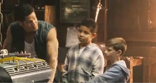 8. Vin Diesel, 2001'den beri Hızlı ve Öfkeli filmlerinde başrol oynuyor. 2021'de, serinin 9. filminde Vincent Sinclair Diesel'ı karakteri Dom Toretto'nun genç versiyonu olarak oynaması için filmde yer aldırdı.