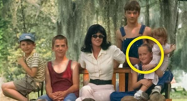 9. 1999'da, Melanie Griffith, o dönemde eşi olan Antonio Banderas tarafından yönetilen Crazy in Alabama filminde başrol oynadı. Melanie'nin kızı Dakota Johnson, sadece 10 yaşındayken bu filmde oyunculuk yaparak kariyerine başladı.