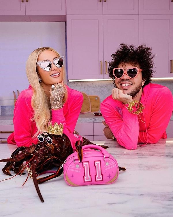 Peki Paris Hilton ve Benny Blanco nasıl bir araya geldiler? 35 yaşındaki Blanco ve 42 yaşındaki Hilton, Benny'nin yeni yemek kitabını ve Hilton'un mutfak eşyaları serisini tanıtmak amacıyla bir video için bir araya geldi...