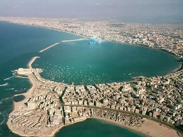 Akdeniz bölgesinin önemli bir ticaret ve nakliye merkezi olan İskenderiye Limanı, lojistik hizmetler ve tedarik zinciri yönetimi açısından büyük potansiyele sahip stratejik bir konuma sahip.