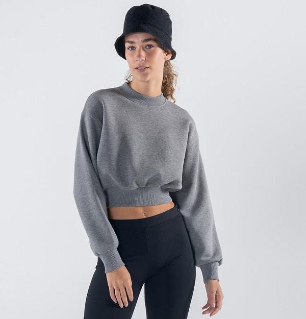 4. Bu crop sweatshirt, oversize kesimi sayesinde size ekstra bir rahatlık hissi verecek.