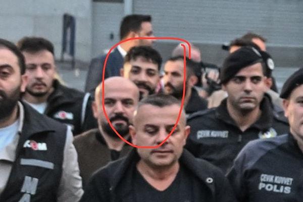 Hatırlamayanlarınız için, hem Engin Polat'ın hem de diğer oğlu Alper Kürşat Polat'ın tutuklandığı anlarda gülümsemesine sosyal medyada birçok tepki gelmişti.