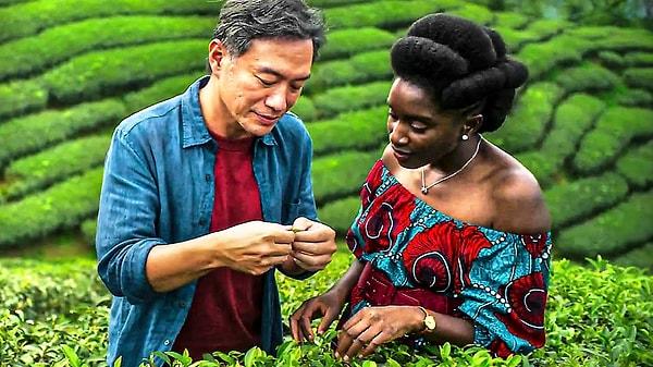 Siyah Çay, kültürler arası ilişkilerin zorluklarını ve güzelliklerini birlikte ele alarak, Aya ve Cai'nin yolculuğu aracılığıyla "karmaşık Çin-Afrika ilişkisine" bir bakış sunuyor.