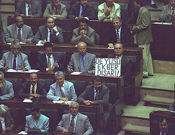 1997 yılında Şevki Yılmaz'ın "Peze**nkler parlemantosu" sözleri ise Meclis'te CHP İzmir Milletvekili Sabri Ergül'ün "Deyyus-ı Ekber Dışarı" pankartı açmasına sebep olmuştu: