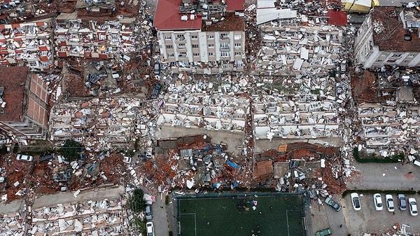 6 Şubat tarihinde Kahramanmaraş merkezli depremlerde 53 bin 537 kişi hayatını kaybetti, 107 bin 213 kişi yaralandı.