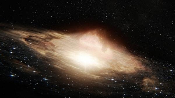 Avustralya ve Şili'de çalışan araştırmacılar Şili'nin Atacama Çölü'nde yer alan teleskoplar yardımıyla yaptıkları gözlemler sonucunda J0529-4351 adını verdikleri bu yıldız benzeri cismin Güneş'ten 500 trilyon kat daha parlak olduğunu belirlediler.