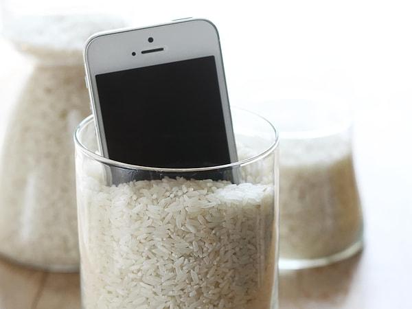 Yaygın bir inanışa göre telefonunuz suyla temas ettiğinde cihazınızı pirinç dolu bir kaba koyarak kurutabilirsiniz.