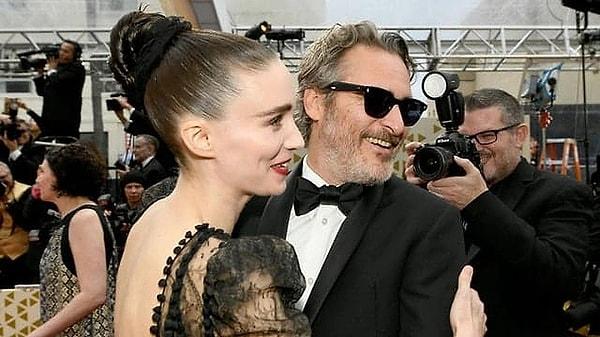 2. İkiside ünlü oyuncular olan Rooney Mara ve Joaquin Phoenix'in dillere destan bir aşkı olduğu herkes tarafından görülüyor. Son derece yetenekli olan ikili çok müjdeli bir haber ile gündemde!