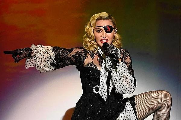 21. Dünyaca ünlü şarkıcı Madonna Amerika turuna kaldığı yerden devam ediyor! Bir konseri sırasında sandalyeden yere düşen şarkıcı yürekleri hoplattıktan sonra, durumu hiçbir şey olmamış gibi toparladı.