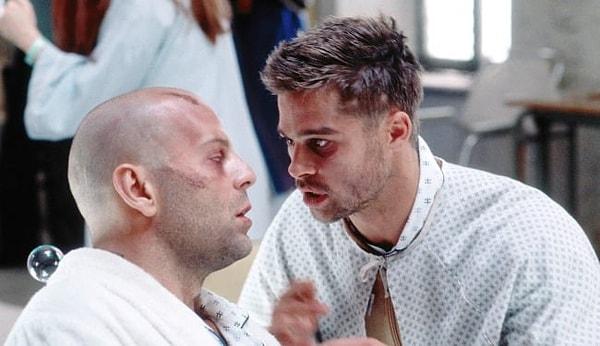 3. 12 Monkeys'te (1995) yönetmen Terry Gilliam, Brad Pitt'in gergin ve hızlı konuşmayı başaramayacağından korkuyordu. Onu bir konuşma koçuna gönderdi ama işe yaramayınca Pitt'in sigaralarını elinden aldı ve Pitt rolü tam olarak Gilliam'ın istediği gibi oynadı.
