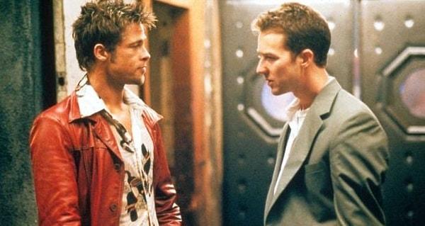 9. Fight Club (1999) filminde Edward Norton ve Brad Pitt arasındaki bir dövüş sahnesinde, Edward gerçekten başparmağını kırdı çünkü Brad Pitt'in karın kasları o sırada çok güçlüydü.
