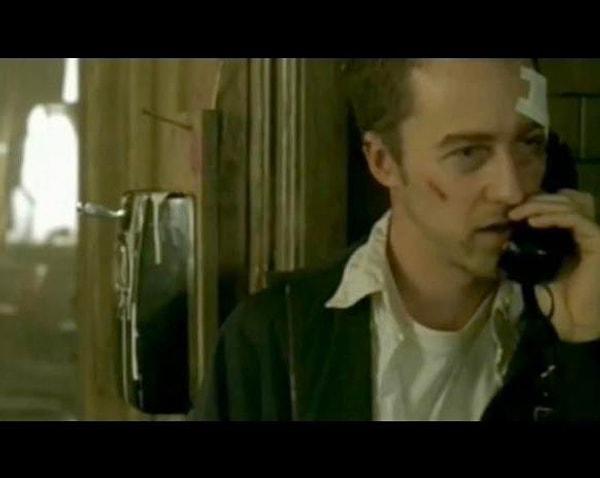 10. Fight Club'da anlatıcı (Edward Norton) üst katta Tyler Durden'ın (Brad Pitt) yüksek sesle seks yaptığını duyduğunda telefon eder ama ses anında durur. Çünkü ikisini aynı anda yapamaz.