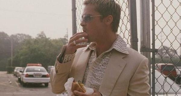 15. Ocean's Eleven'da (2001), Rusty hemen hemen her sahnede yemek yiyor. Brad Pitt, tüm gün öğle yemeği için ara vermeden çalıştıktan sonra bunu önermiş ve neredeyse her sahnede yemek yemiş.