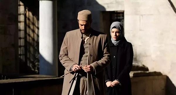 Yazıcıoğlu, dizide Sadi Hüdayi karakterini oynayan Erkan Avcı'ya sarılıyor ve set ekibi ile epey bir kaynatıyor.