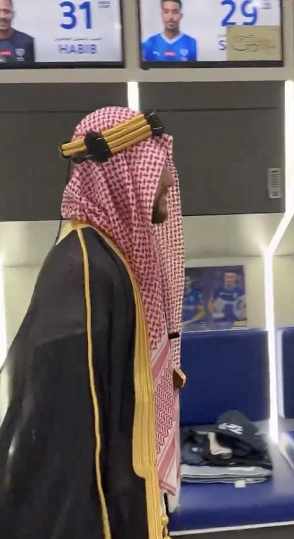 Suudi Arabistan'ın geleneksel kıyafetiyle soyunma odasına girdiği anlar sosyal medyada paylaşıldı.