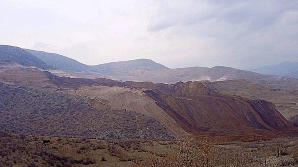 Erzincan'ın İliç ilçesindeki Çöpler Altın Madeni'nde meydana gelen göçükte 9 işçiyi arama kurtarma çalışmalarına, çevre ölçümlerine ve adli sürece ilişkin bakanlardan açıklama geldi.