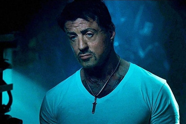 Stallone'un sette yaşadığı kazadan dolayı boynuna metal bir plaka yerleştirilmesi gerektiği ve ayrıca omurga füzyonu ile omuz çıkığı için tedavi gördüğü belirtildi.