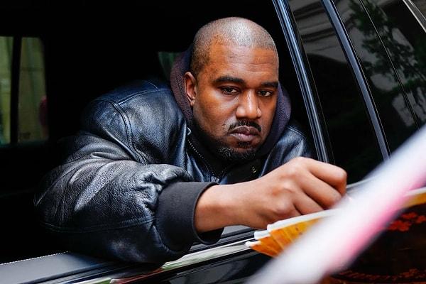 Ne diyelim... Kanye West'tir, ne yapsa yeridir. 😂