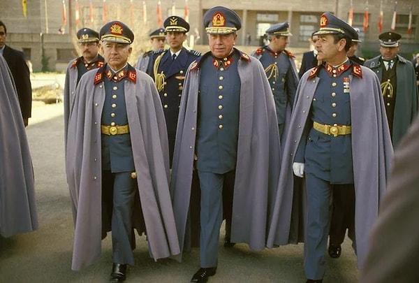 4. General Augusto Pinochet, Şili'de demokratik olarak seçilmiş sol hükümeti deviren darbenin 10. yıldönümü kutlamaları sırasında görüntülenirken. (1983)