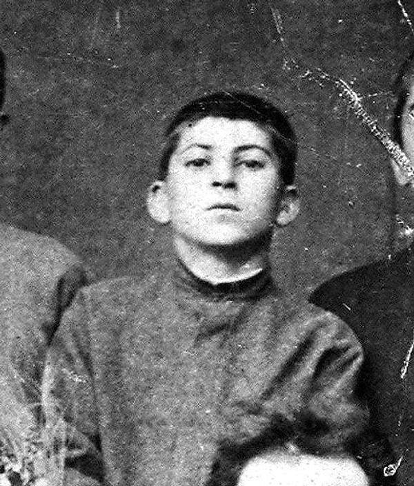 6. Sovyet diktatörü Joseph Stalin'in Gürcistan'da 1880'lerin sonlarına ait okul fotoğrafı. Stalin, 1922-1953 yılları arasında Sovyet devletini otokratik bir şekilde yönetti ve bu süreçte milyonlarca insanı öldürdü.