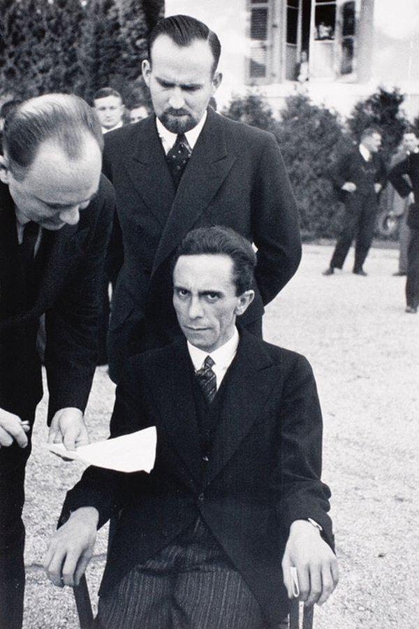 9. Hitler'in sağ kolu Joseph Goebbels, fotoğrafını çeken Yahudi fotoğrafçı Alfred Eisenstaedt'e dik dik bakıyorken. (1933)
