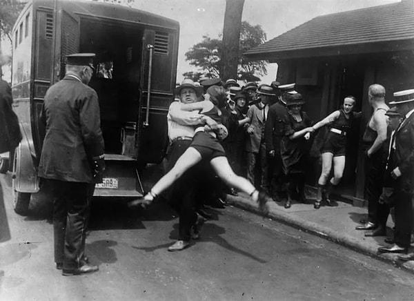 11. 1922'de Chicago'daki Oak Street plajında mayo giydikleri için tutuklanan kadınlar.
