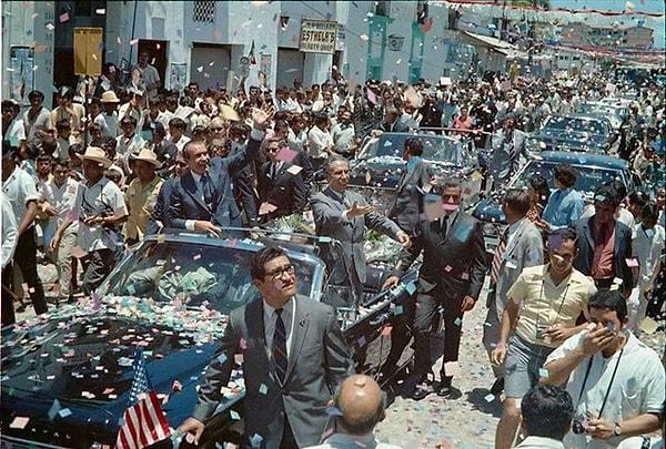 13. ABD Başkanı Richard Nixon ve Meksika Devlet Başkanı Gustavo Diaz Ordaz, Meksika'nın Puerto Vallarta kentinde halk ile buluşurken. (20 Ağustos 1970)