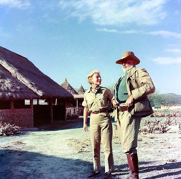 14. Ünlü Amerikan yazar Ernest Hemingway, 1953'te 4. eşi Mary ile çıktığı Kenya safarisindeyken.