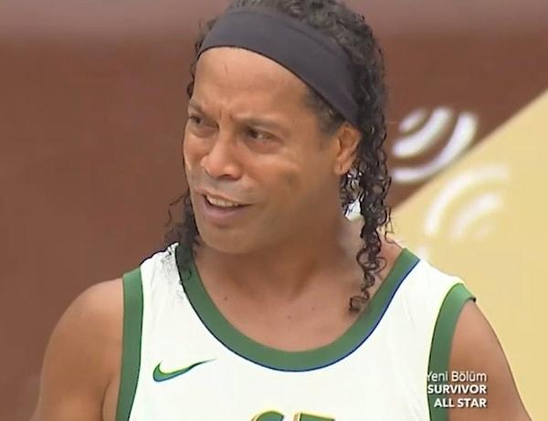 Gerçek bir futbol efsanesi olan Ronaldinho'nun Survivor'a gelişi büyük yankı uyandırırken, haliyle sosyal medyadan yorumlar da gecikmedi.
