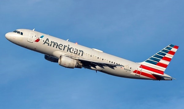 Fox News'un haberine göre, Federal Havacılık İdaresi (FAA) ve American Airlines, Chicago Uluslararası Havaalanı'na gitmekte olan uçağın New Mexico'ya geri dönerek zorunlu iniş yaptığını doğruladı. Olay çıkaran yolcunun acil durum kapısını açmaya çalışmadan önce uçaktan inmek istediğini söylediği belirtildi.