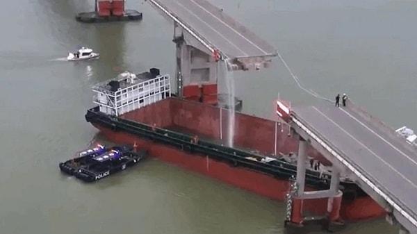 Çin'in Guangzhou kentinde bir konteyner gemisinin köprüye çarpması sonucu 2 araç deniz düştü, 2 kişi yaşamını yitirdi, 3 kişi kayboldu.