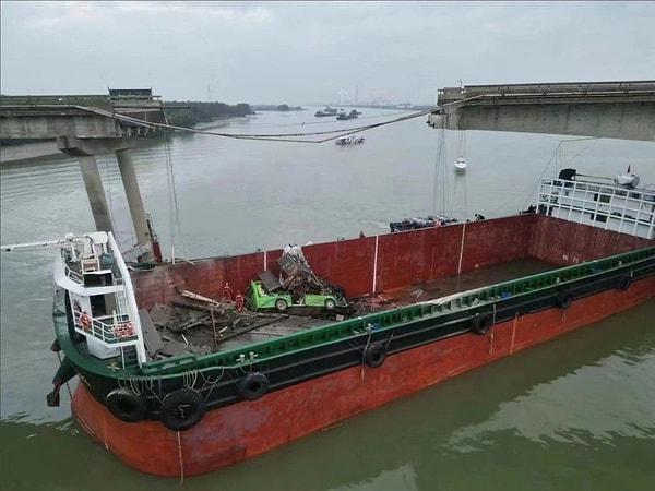 Çin'in Foshan şehrinden Guangzhou'nun güney bölgesine doğru seyir halinde olan bir konteyner gemisi yerel saatle 05.30'da Lixinsha Köprüsü’ne çarptı. Guangzhou kenti yakınlarındaki Pearl Nehri Deltası'nda bir gemi, köprüye çarptı. Köprüdeki 2 araç suya, 3 araç gemiye düştü. Bölgeye 6 dalgıç ve kurtarma gemisi gönderildi.