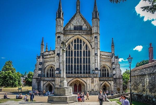 Independent'in Guardian'dan aktardığı habere göre geçtiğimiz cumartesi günü Winchester Katedrali'nde bir parti düzenlendi. 400 kişinin katıldığı partinin biletleri 25 Sterlin (yaklaşık 980 lira) fiyatına satıldı.