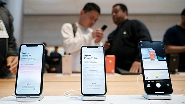 Haotian Sun ve Pengfei Xue isimli bu kişiler, sahte cihazları Hong Kong'dan temin edip Apple'ın servis hizmetlerini kullanarak arızalı gibi gösterdikleri bu telefonları gerçek iPhone'larla değiştirdiler.