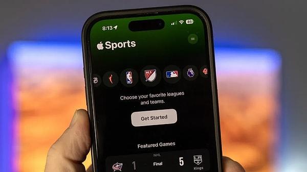 iOS 17.2 ve daha üstü cihazlarda çalışabilen yeni Apple Sports, bir spor uygulamasından beklendiği gibi canlı maç skorları, ayrıntılı istatistikler, bahis oranları ve müsabakalar hakkında son gelişmeler gibi pek çok bilgiye ev sahipliği yapıyor.