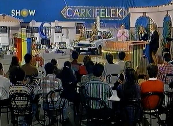 Dünyanın birçok ülkesinde popüler hale gelen Çarkıfelek bizim ülkemize de 1975 yılında TRT 1 ekranlarında yayınlanmaya başlamıştı.
