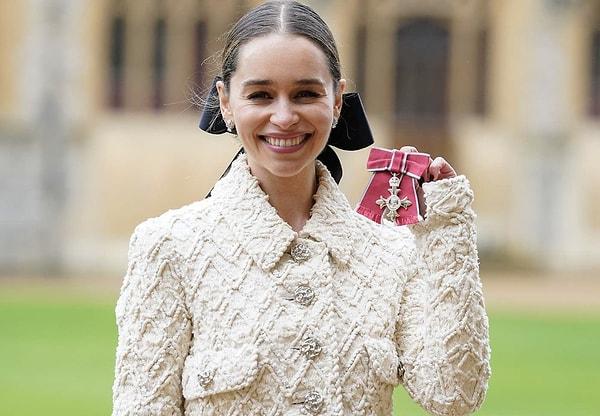 Çarşamba günü, 41 yaşındaki Galler Prensi, Game of Thrones yıldızı ve annesi Jennifer Clarke'a, SameYou yardım kuruluşunun kurucuları olarak beyin hasarı olan kişilere verdikleri hizmetlerden dolayı Britanya İmparatorluğu'nun "Üstün Hizmet Nişanı"madalyalarını takdim etti.