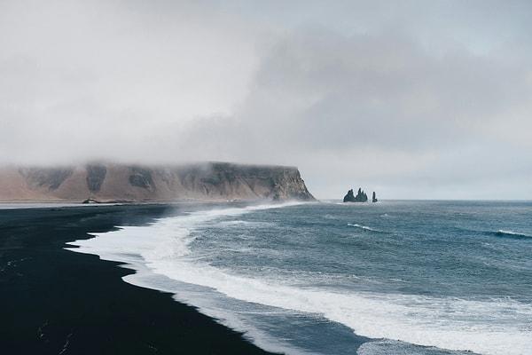9. "İzlanda uzaklardaki bir cennet gibi olsa bile çetin doğası ve soğuğuyla birlikte acımasız olabiliyor. Burada dağ tırmanışlarına çıkan veya doğa keşiflerine çıkan turistler hazırlıksız oldukları durumlarda hayatlarını kaybedebiliyor."
