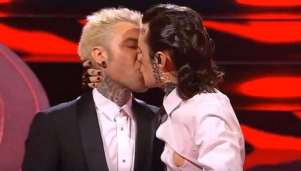 İkili arasındaki evlilik 2023’de bir festival sırasında  Fedez'in  erkek şarkıcı Rosa Chemical'ı öpmesi üzerine bir gerilme yaşamıştı.