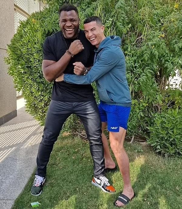 Ronaldo, geçtiğimiz yılın başında  eski UFC ağır sıklet dövüşçüsü Francis Ngannou ile poz verirken de ayaklarındaki siyahlıkla dikkat çekmişti.