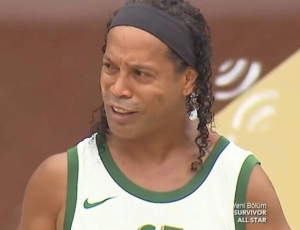 Survivor All Star'da hem yarışmacılara hem izleyicilere büyük sürpriz olan Ronaldinho sonunda adaya ayak bastı. Yarışmacılarla ayak voleybolu oynayan Ronaldinho'ya haliyle sosyal medyadan beğeni yağdı.