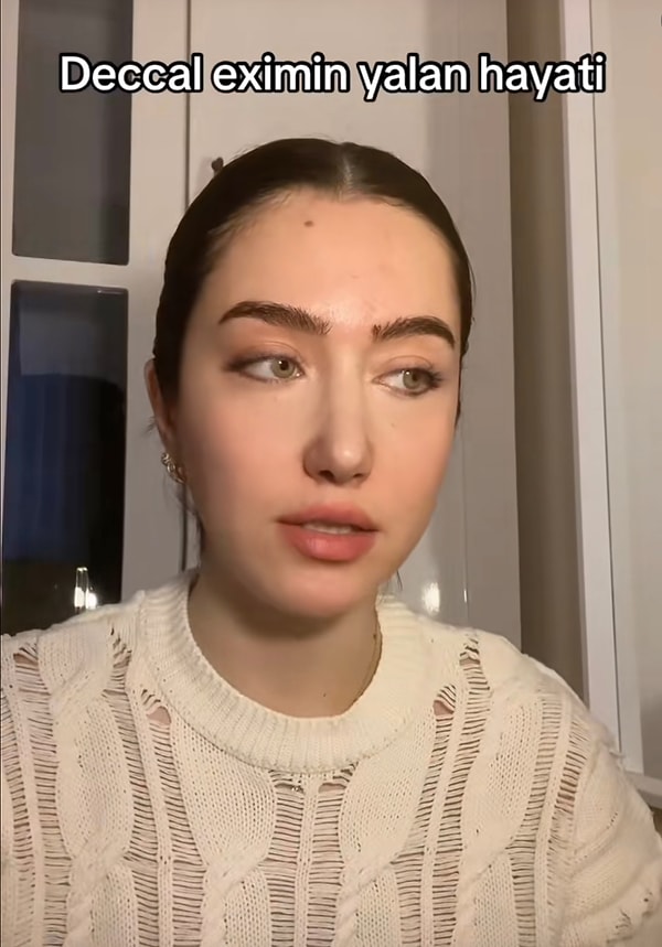 ‘Deccal eximin yalan hayatı’ başlığıyla TikTok’undan nasıl bir oyunun içerisine dahil olduğunu anlatan genç kadın izleyen herkesi kendi şaşkınlığına dahil etti.