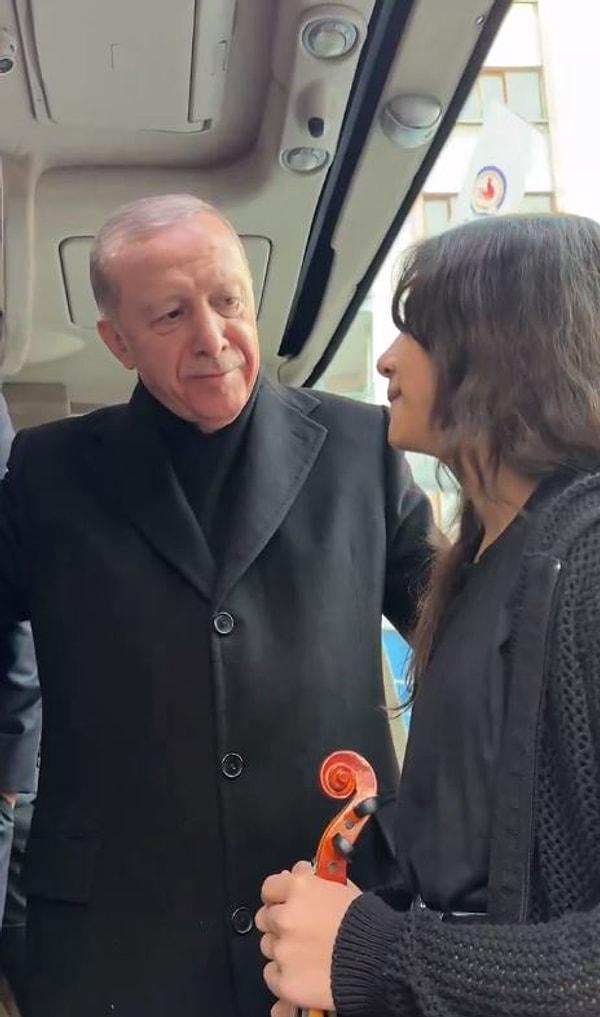 Cumhurbaşkanı Erdoğan’ın, Denizli’de seçim otobüsünde keman ile birlikte söylediği Çanakkale Türküsü, İletişim Başkanı Fahrettin Altun tarafından sosyal medyada paylaşıldı.