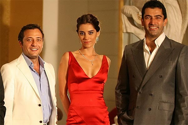 Show TV'de yayın hayatına başlayan Ezel, 2011 yılında ATV'de 71. bölümde final yaparak seyirciye veda etmişti.