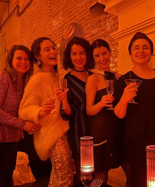 Daha önceki doğum günü partilerinin de vazgeçilmezi olan yakın dostların bir araya geldiği geceye dair anlar başarılı oyuncu Esra Dermancıoğlu'nun gözünden takipçileriyle paylaşıldı.