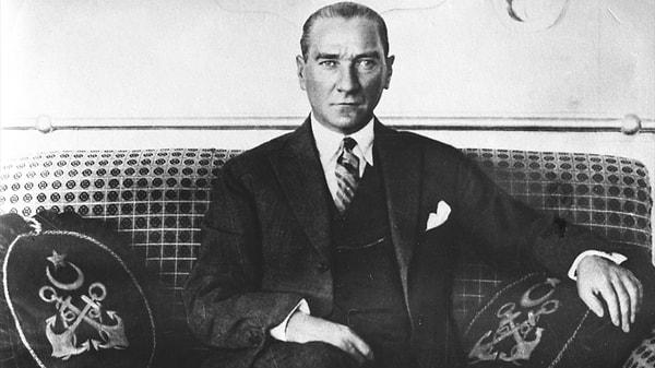 Paylaşılan görüntüler viral olurken, o görüntülerde Mustafa Kemal Atatürk son kez Meclis'e geliyor.