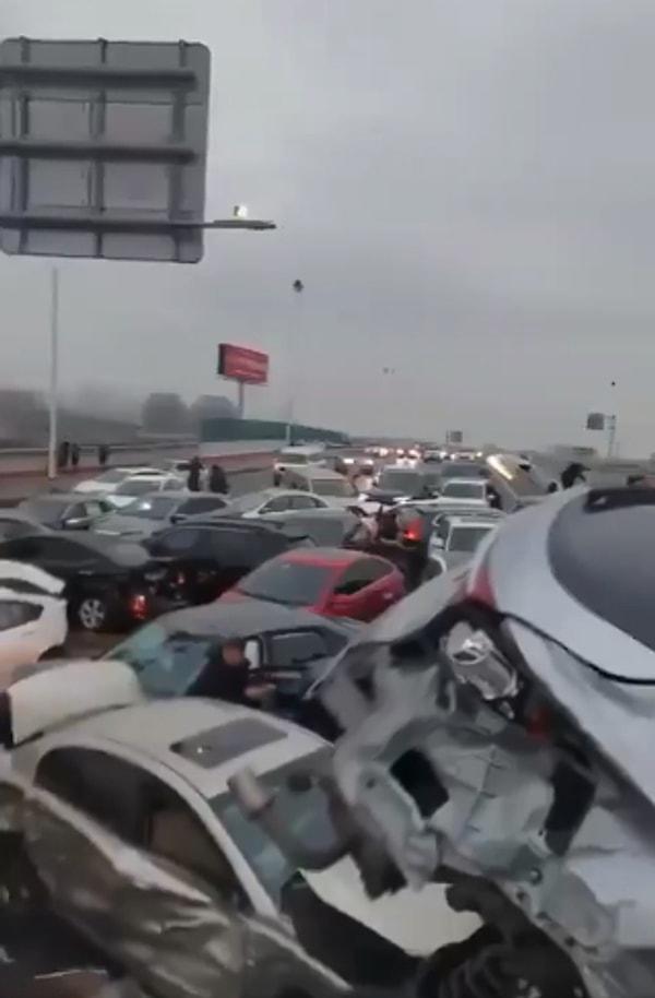 Suzhou kentinde yaşanan ve 100’den fazla aracın karıştığı trafik kazası sonrasında ortalık savaş alanına döndü.