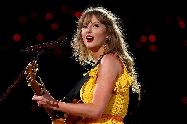 Çiftin altı yıllık ilişkilerinin üzerinden bir yıl geçmesine rağmen oyuncu Swift'in bazı şarkılarına yaptığı söz yazarlığı sayesinde şarkılardan milyonlar kazanmaya devam ediyor...