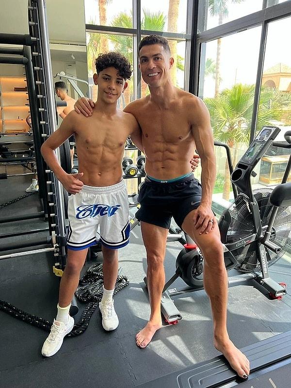 Kariyerine Suudi Arabistan'ın Al Nassr takımında devam eden dünya yıldızı, yaşına rağmen fiziğiyle adından sıkça söz ettiriyor. Sosyal medyayı da oldukça aktif kullanan Portekizli, oğluyla beraber spor yaptığı anları paylaştı. Ronaldo'nun bazı hayranları, ayaklarına odaklandı.